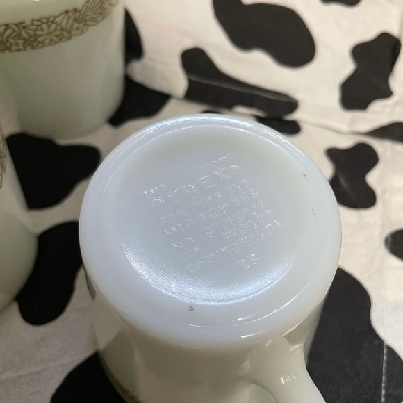Vintage flower Pyrex milk glass mugs - Picture 3 of 4
